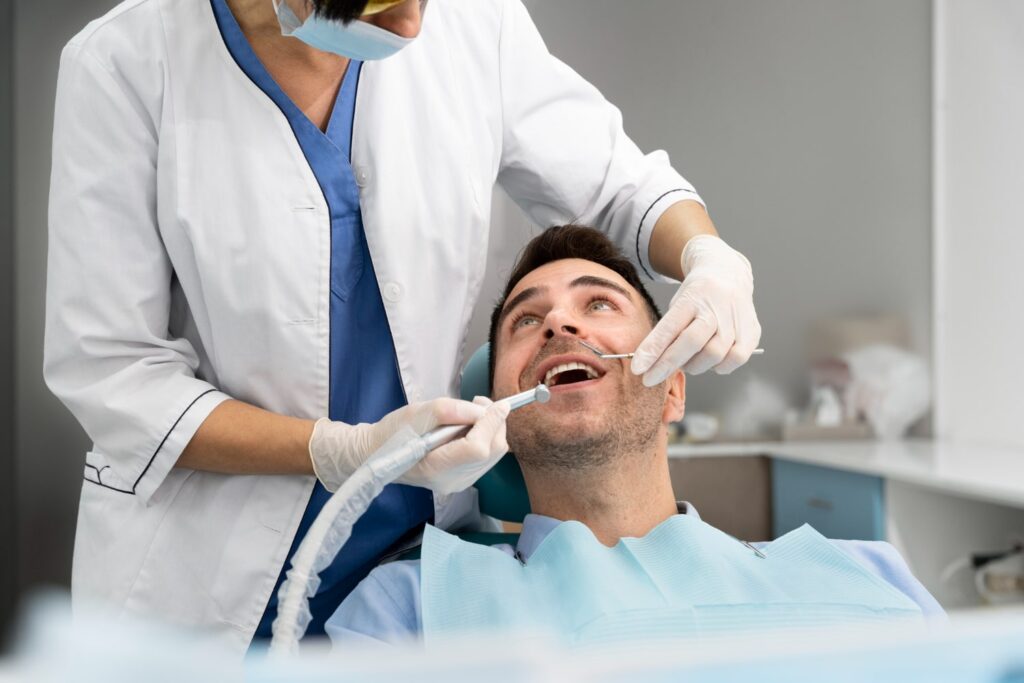 dentista revisando al paciente y explicando cuándo necesita un implante dental