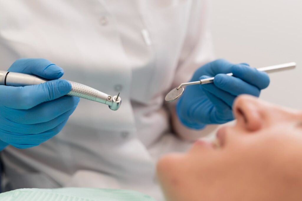 Paciente femenina sometida a un procedimiento en el dentista aprendiendo qué hacer antes de la extracción de las muelas del juicio
