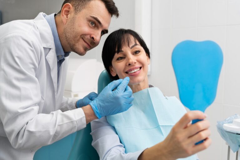 El dentista revisa al paciente para explicarle si se pueden obtener carillas si le faltan dientes.