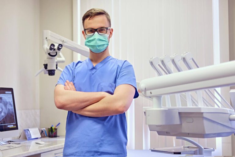 Sala de dentista masculino con antecedentes de equipos médicos que explican cuántos años hay que tener para recibir aparatos ortopédicos